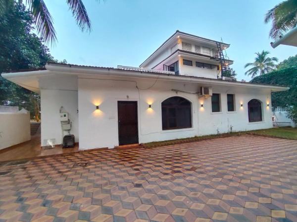 Villa Portuguesa 5 bhk calangute, Book  Goa hoteller med pool, Swimmingpool