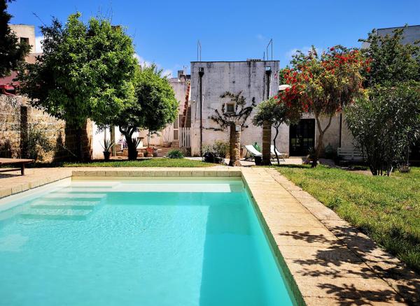 Villa Charita - Old Masseria in the historical town with private pool, Book  Castrignano del Capo hoteller med pool, Swimmingpool