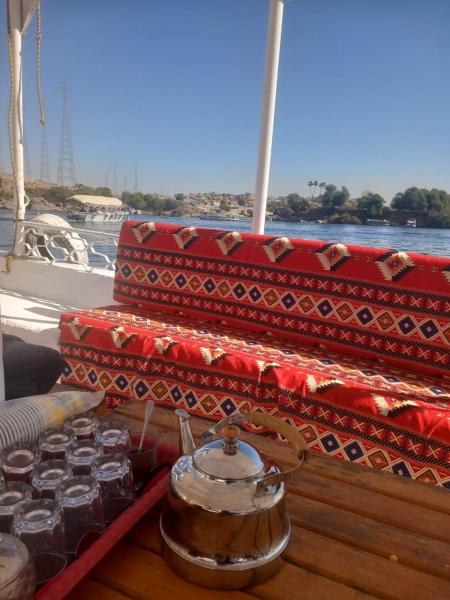 ايـو كـاتو, Book  Jazīrat ‘Awwāḑ Aswan