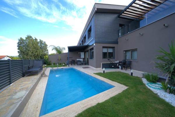 Luxury Villa in Urla Private Pool & Smart Home, Book  Hoteller i Özbek med pool, Swimmingpool