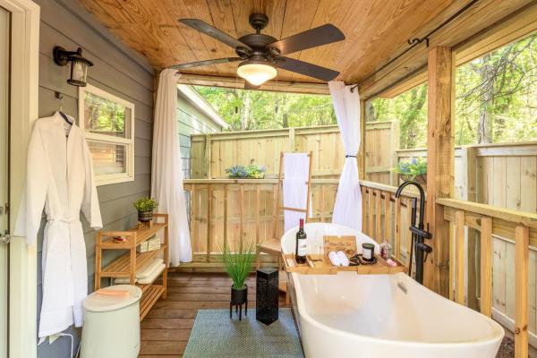 The Small Modern Villa Outdoor Tub-Unit B, Book  Madison 