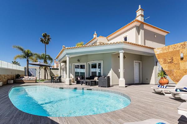 Quiet Villa Near The Beach, Opcional Heated Pool, Book  Albufeira hoteller med pool, Swimmingpool