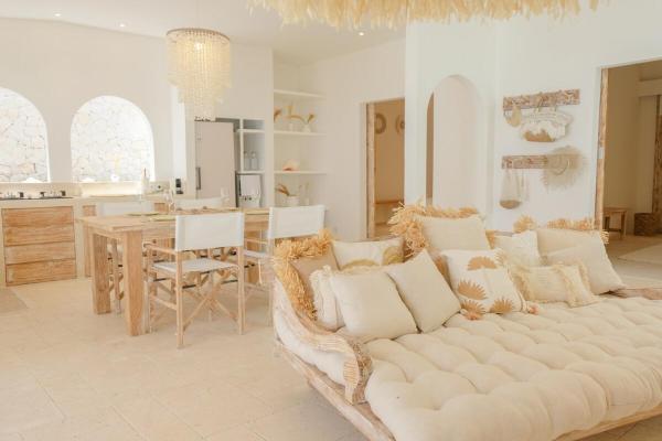 NEW - 2BR Beach Villa, Calm & Cozy, Aesthetic, Book  Badung hoteller med pool, Swimmingpool
