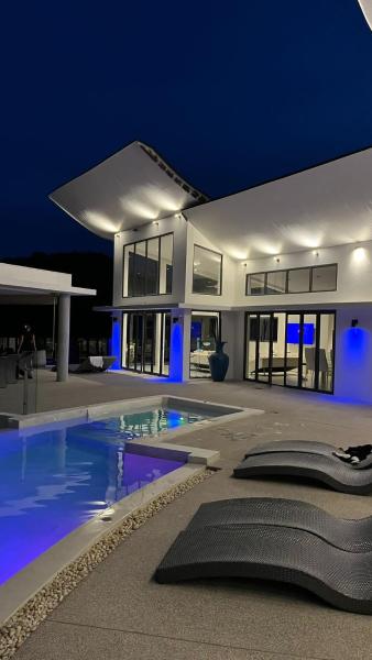 Unit with bed in Busy Osu, Book  Accra Greater Accra