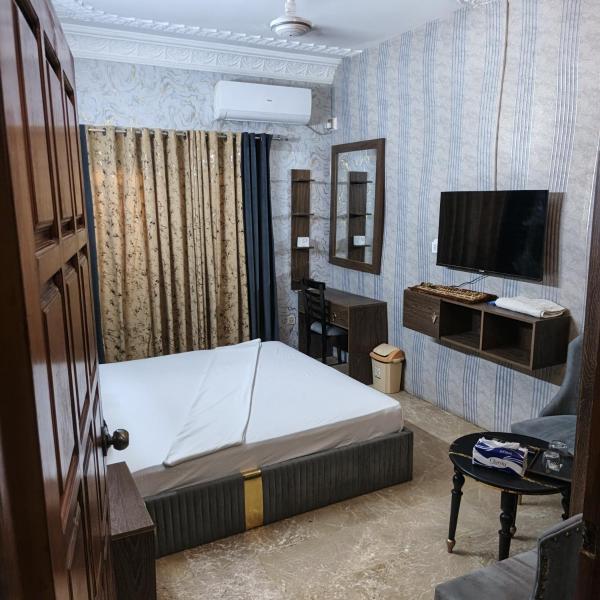 The Red Tree III Premium Guest House, Book  Karachi hoteller med parkering, Parkering
