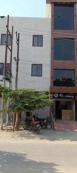 Hotel Shri Ji Nikunj, Vrindavan, Book  Hoteller i Jamb med parkering, Parkering