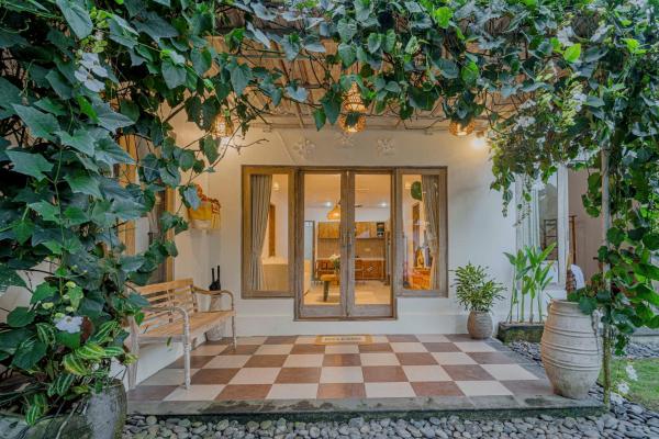 Charming Villa with Private Pool & Garden, Book  Ubud Gianyar