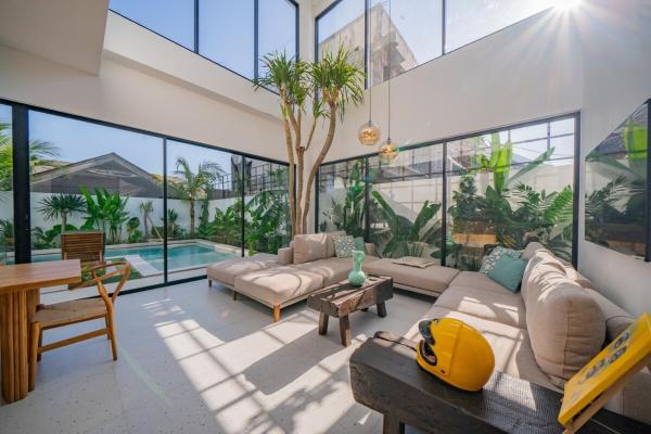 Luxury 4BR Villa Private Pool & Sea Horizon, Book  Badung hoteller med parkering, Parkering