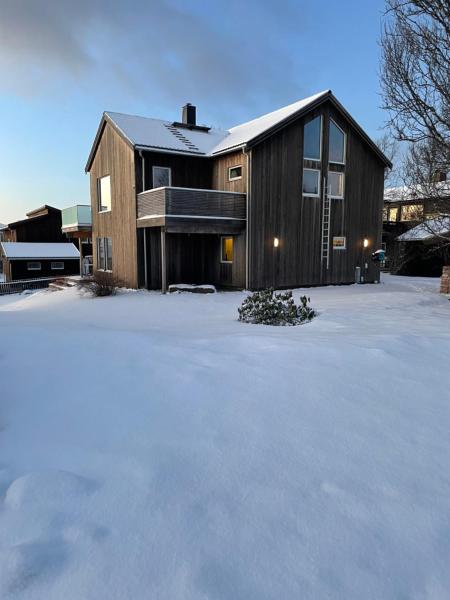 Villa Polarvegen, Book  Hoteller i Troms og Finnmark med parkering, Parkering