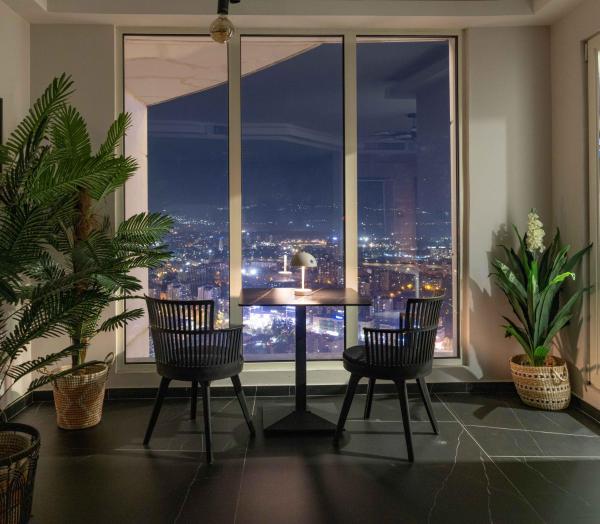 Digital Nomad Penthouse - 250m2 with 5 Bedrooms and Fast Wi-Fi - Monitors Included, Book  Skopje Makedonien