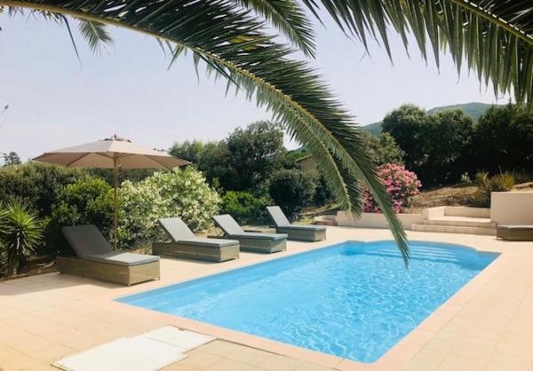 Villa de charme et plage 5 mn à pied, Book  Grossa hoteller med pool, Swimmingpool