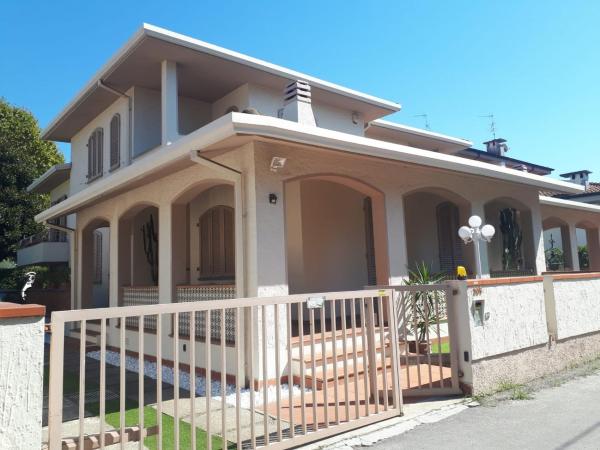 Villa Anna Luxury - con piscina e stazione privata di ricarica auto elettrica, Book  Versilia hoteller med pool, Swimmingpool