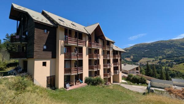 Les Cimes & La Canopée, Book  Hoteller i Rhône-Alps. med parkering, Parkering
