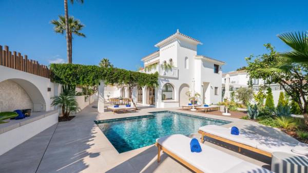 VACATION MARBELLA I Villa Lumea, Luxury Villa, Private Heated Pool, Andalusian Charm Oasis, Walking Distance to Puerto Banus and Beaches, Book  Hoteller i Costa del Sol med pool, Swimmingpool