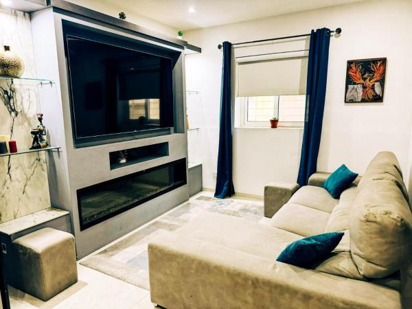 Private Pool Ultra Modern 4 Bedroom Villa Playstation Play Room & Garage, Book  Taʼ Ċantar hoteller med parkering, Parkering