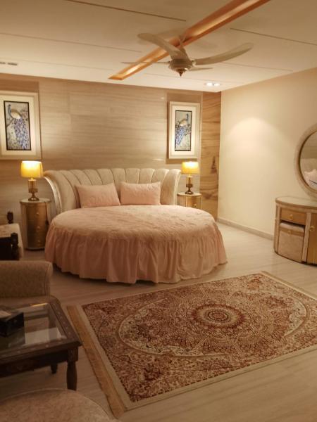 Vista Lodge Guest House, Book  Islamabad hoteller med parkering, Parkering