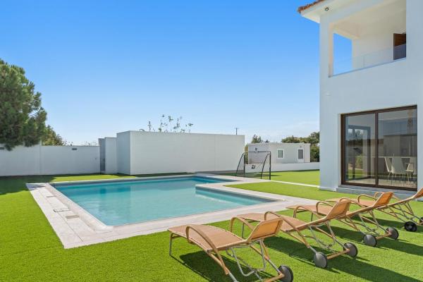 Luxury Villa Coastal Elegance, Book  Meneou Larnaca