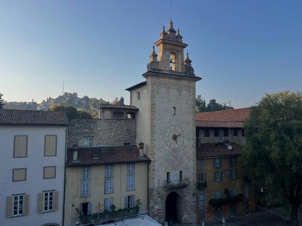 Tra Le Torri, Book  Hoteller i Bergamo med parkering, Parkering