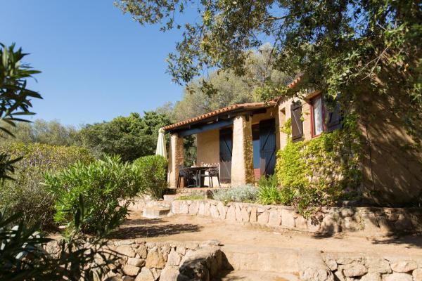 Villa F2 Tonnara pour 4 personnes, Rondinara, Bonifacio, Book  Hoteller i Korsika med parkering, Parkering