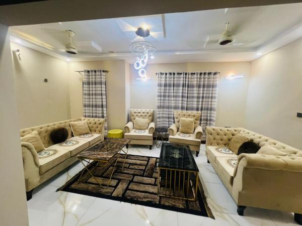 Luxury Bahria Town Karachi Villa, Book  Karachi hoteller med parkering, Parkering