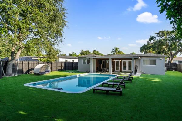 Tropical 4BR Villa with Pool, BBQ & Mini Golf Fun, Book  Gold Coast Heliport Florida