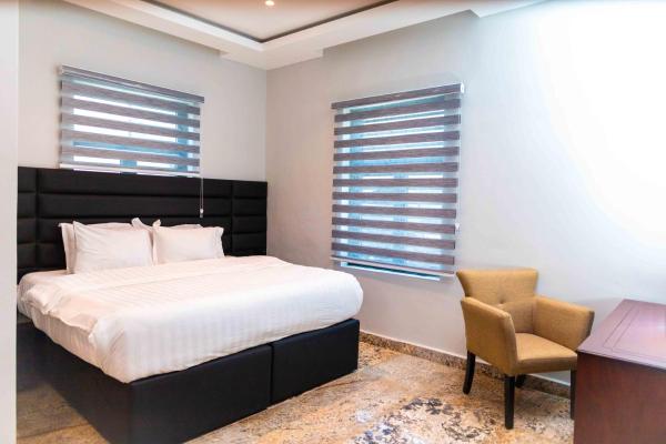 King Georges Court, Book  Mama 