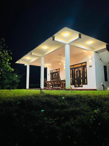 Flora Lake View Resort Wilpattu, Book  Matale District hoteller med parkering, Parkering