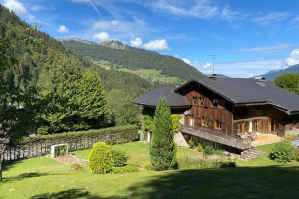 Alpine Chalet with Mountain Views and Hot Tub, Book Chalet Hoteller i Rhône-Alps med parkering, Parkering