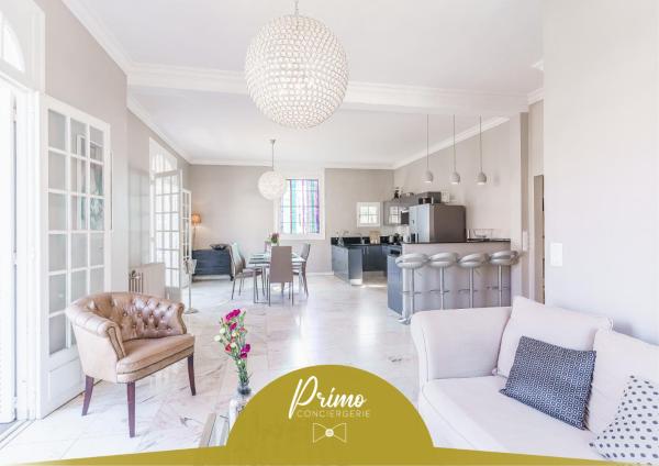 Villa Velleda - Appartement au coeur de Deauville, Book  Lower Normandy hoteller med parkering, Parkering