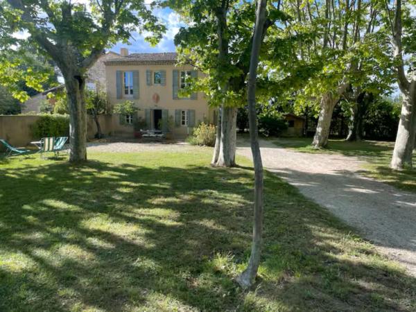Villa des Platanes - Maison provençale avec jardin, parking & barbecue au cœur du vignoble du Château de Barbebelle Rognes - Proche Aix-en-Provence - 6 personnes, Book  Hoteller i Rognes med parkering, Parkering