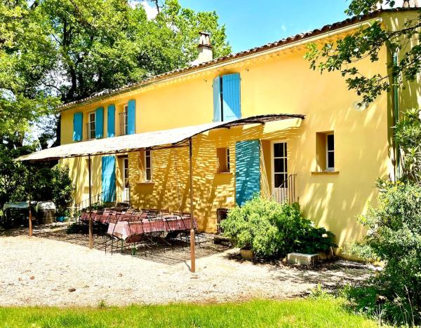 Villa Les Chênes avec piscine dans un domaine viticole 5 suites 11 pers, Book  Néoules hoteller med pool, Swimmingpool