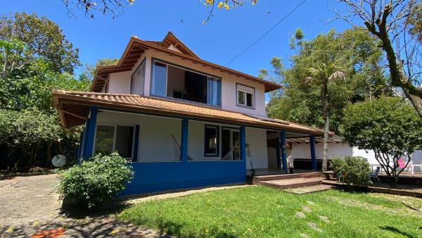 Hospedagem acolhedora a 180m da praia com vista mar, cozinha completa, estacionamento e vibe tranquila no sul da ilha, Book  Florianopolis hoteller med parkering, Parkering