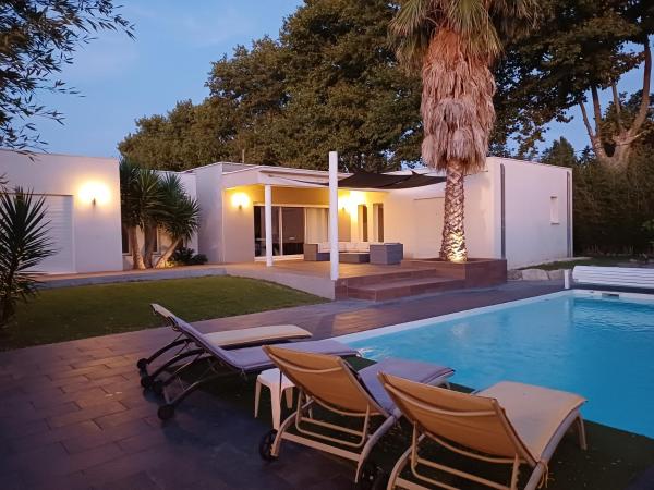 Villa d'architecte avec piscine chauffée, 4 chambres, à 30 mn Gruissan plage, Book  Aude hoteller med pool, Swimmingpool