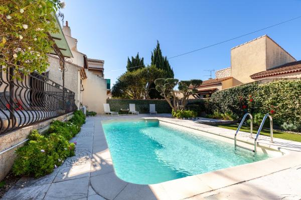 Villa Salamandre, Book  Hoteller i Camargue med pool, Swimmingpool