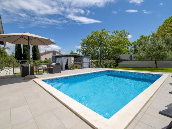 Villa in Pula with swimming pool, Book  Hoteller i Pula Riviera med pool, Swimmingpool