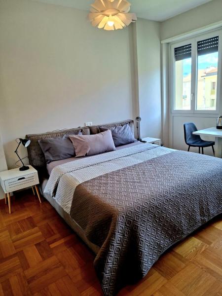 Appartamento Via Italia Centro Biella, Book  Hoteller i Piedmont med parkering, Parkering