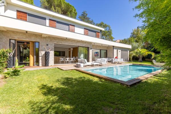 Villa de la torse, Book  Carros hoteller med pool, Swimmingpool