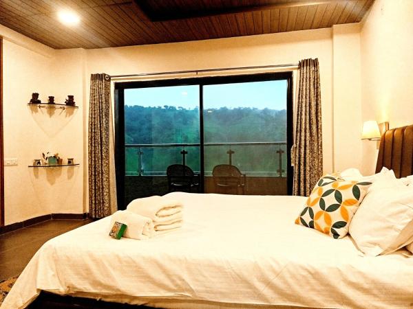 Vandhaara Luxury Stays, Book  Hoteller i Pune med pool, Swimmingpool