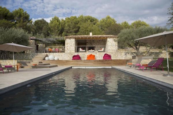 A Serene Luxury Villa in the Heart of Provence, Book  Le Castellet hoteller med parkering, Parkering