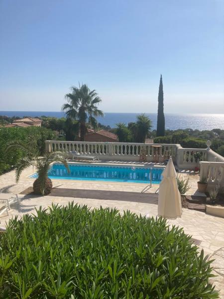 Villa vue mer, piscine chauffée et SPA, plage à pied aux Issambres-Golfe de St Tropez, Book  Hoteller i Rhône-Alps med pool, Swimmingpool