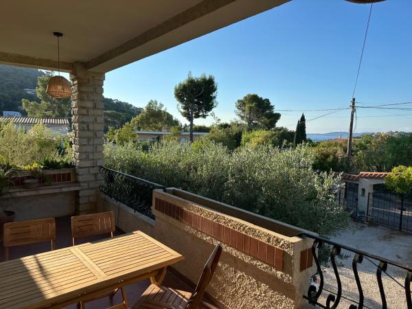 Haut de Villa classé 3 étoiles de 90m2, terrasse vue mer, plages à 5min, Book  Hoteller i Var coast med parkering, Parkering