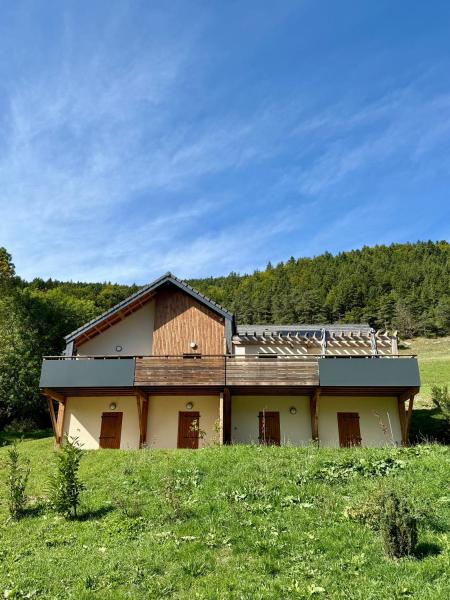 Le Refuge Design Maison dexception et Sauna, Book  Hoteller i Rhône-Alps med parkering, Parkering