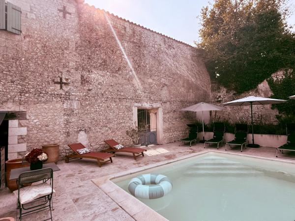Le Patio Bleu, Book  Saint-Avit hoteller med parkering, Parkering