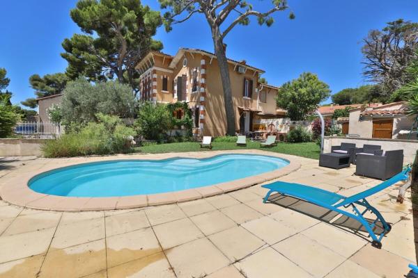 Villa L'Oustaou, Book  Carros hoteller med pool, Swimmingpool