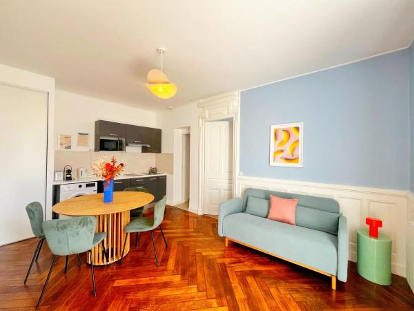 Suite Celestine - Appartement 4 & 8 personnes - Check in h24 & wifi, Book  Saint-Fons Rhône