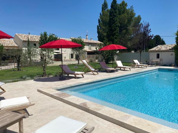 Mas Saint André 3 étoiles au cœur de la Provence, Book  Carros hoteller med pool, Swimmingpool