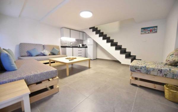 Sea Breeze Duplex Studio in Batroun Souk, Book  Hoteller i North Governorate med parkering, Parkering