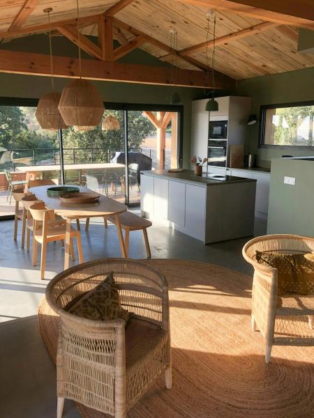 Modern Villa With Sea View In Corsica, Book  Korsika hoteller med parkering, Parkering