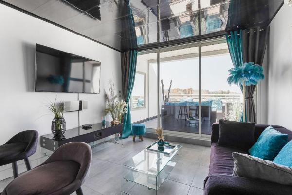 Aina Appartement luxe - terrasse - climatisation - Port Ambonne Village Naturiste, Book  Cap d'Agde hoteller med parkering, Parkering