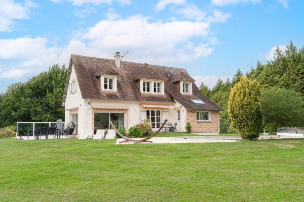 Amazing Villa with Swimming Pool, Book  Lower Normandy hoteller med parkering, Parkering